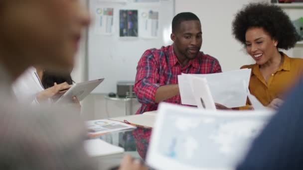 Grupo de negócios discutindo ideias — Vídeo de Stock