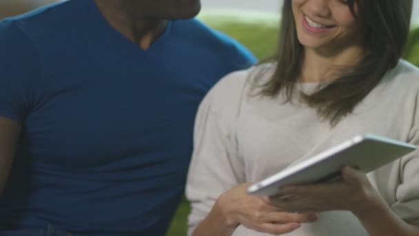 Couple regardant le scan du bébé sur tablette — Video