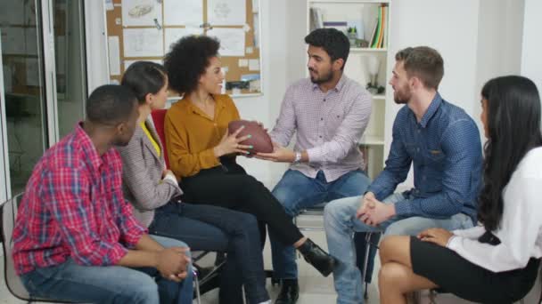 Palestra em grupo em reunião informal — Vídeo de Stock