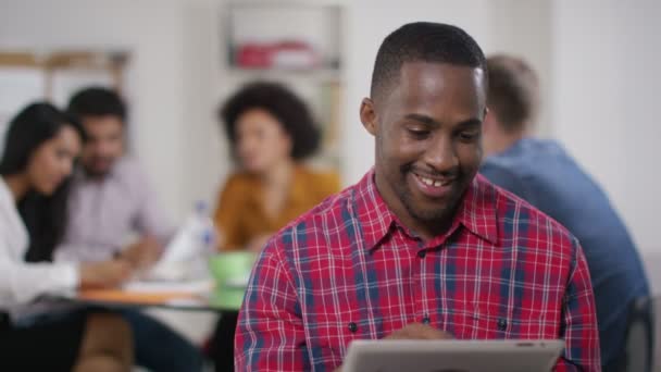 Uśmiechający się biznesmen przy użyciu komputera typu tablet — Wideo stockowe