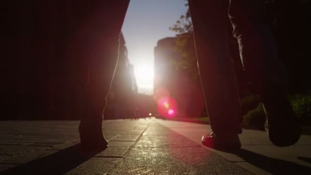 Pareja cogida de la mano caminar por la ciudad — Vídeo de stock