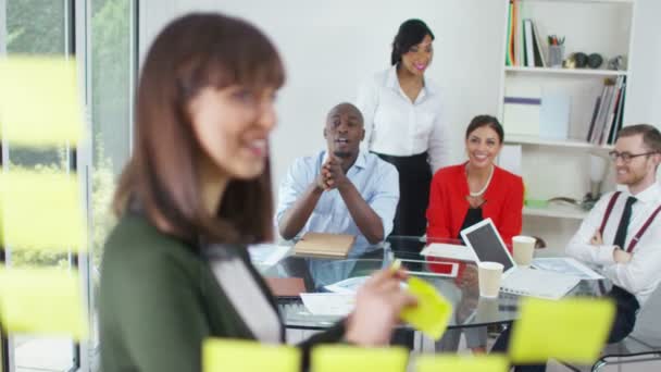 groupe d'affaires brainstorming pour des idées 