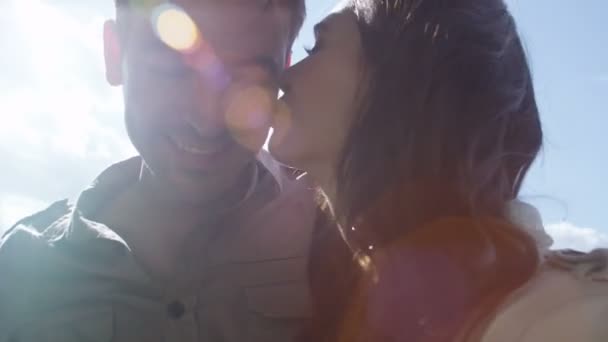 Paar umarmt und küsst sich im Freien — Stockvideo