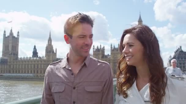 Couple walking over Westminster bridge — Stock Video