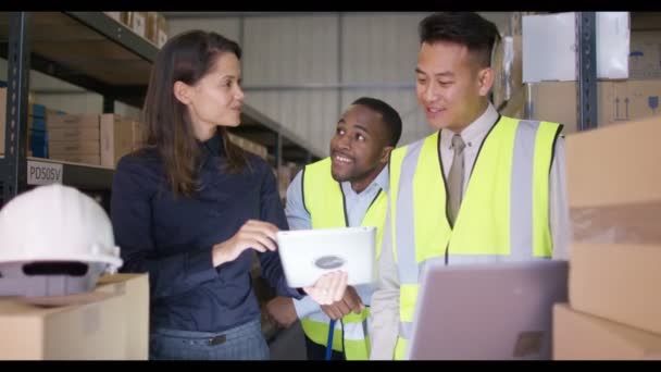 Gerente conversando com os trabalhadores — Vídeo de Stock