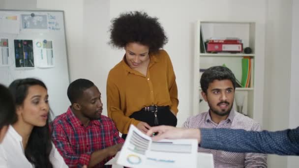 Grupo empresarial discutiendo ideas — Vídeo de stock