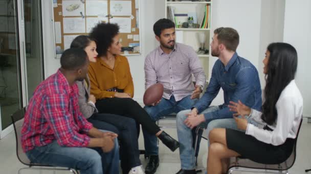 Groep praten in informele bijeenkomst — Stockvideo