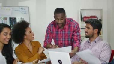 fikirleri tartışmak iş grubu