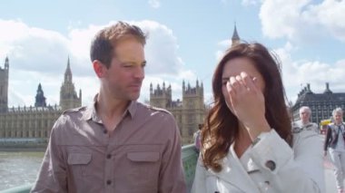 Westminster köprüsü üzerinde yürüme Çift 