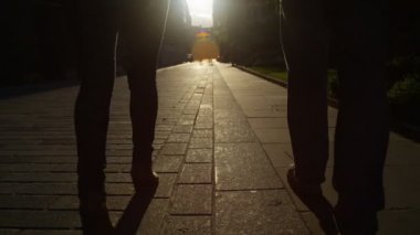 Çift tutuşup şehirde yürümek 