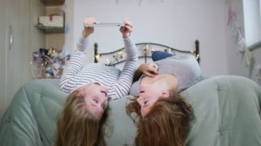 Tablet bilgisayarı kullanan arkadaşlar