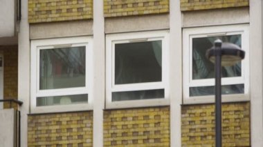 yüksek doğmak apartman içinde pencere eşiği