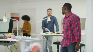 Gazeteler için çöp sepeti yukarı nişan işçi haddelenmiş