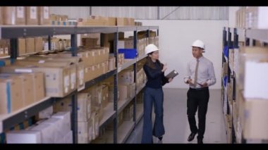 erkek ve kadın depo ile yürümek