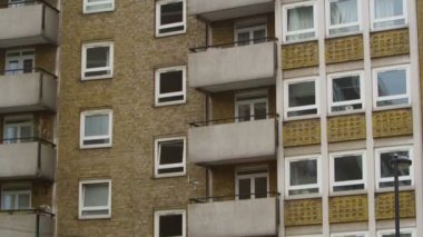 İngiltere'de yüksek doğmak apartman içinde pencere eşiği
