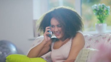 Cep telefonuyla konuşan kız.