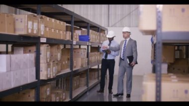 İşadamları endüstriyel depo ile yürümek