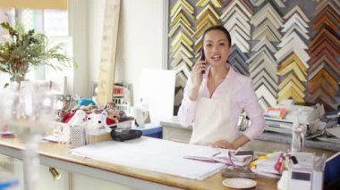 işletme sahibi telefon görüşmesi yapar