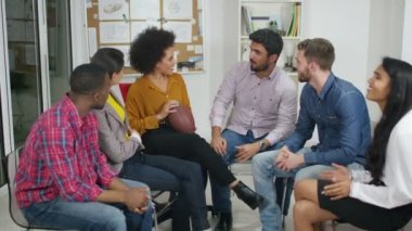 Grup gayri resmi toplantıda konuşma