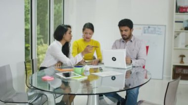  işadamı bir segway kullanır