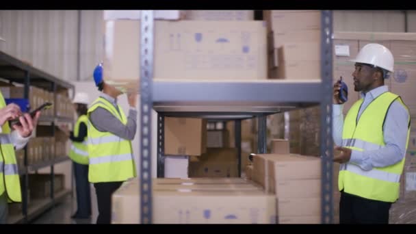 travailleurs préparant des marchandises pour l'expédition 