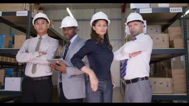 Equipe de gestão em armazém industrial — Vídeo de Stock