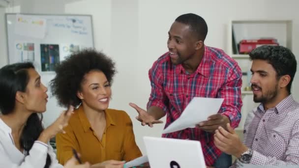 Grupo empresarial discutiendo ideas — Vídeos de Stock