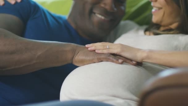 怀孕的情侣坐在沙发上 — 图库视频影像