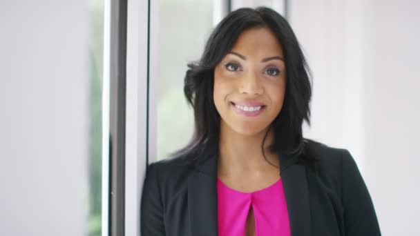Lächelnde Geschäftsfrau im Amt — Stockvideo