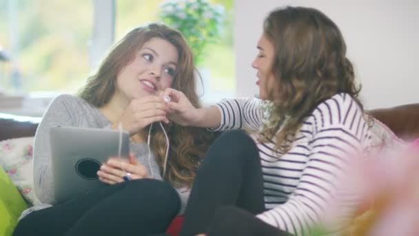 Amigos en casa escuchando música — Vídeos de Stock