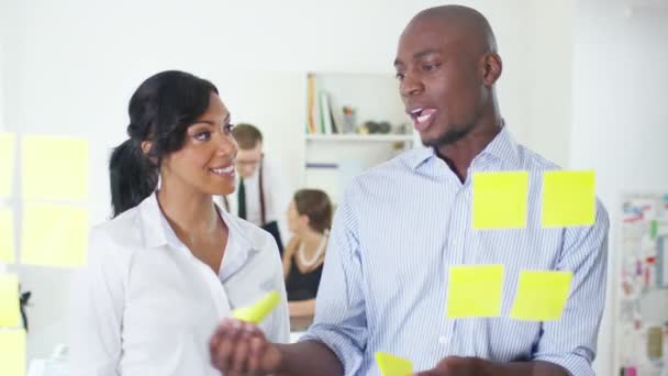 Brainstorming der Unternehmensgruppe für Ideen — Stockvideo