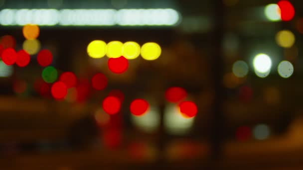 Nacht tijd stad verkeer koplampen — Stockvideo