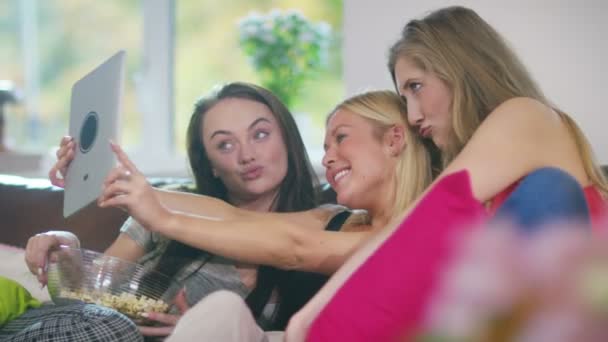 Vrienden poseren voor een selfie — Stockvideo