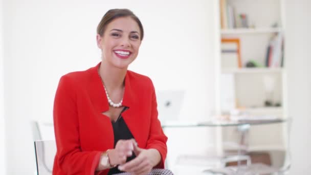 Mujer de negocios sonriente en el cargo — Vídeo de stock