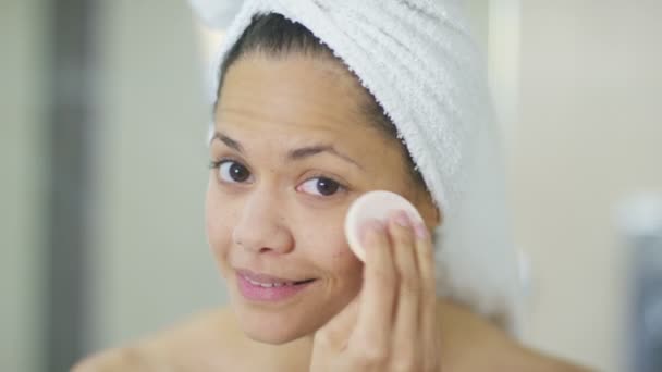 Femme passant par la routine de soins de la peau — Video