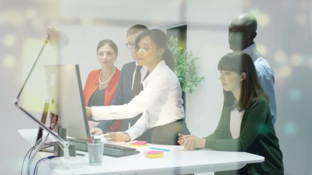 Geschäftsteam arbeitet im Büro — Stockvideo