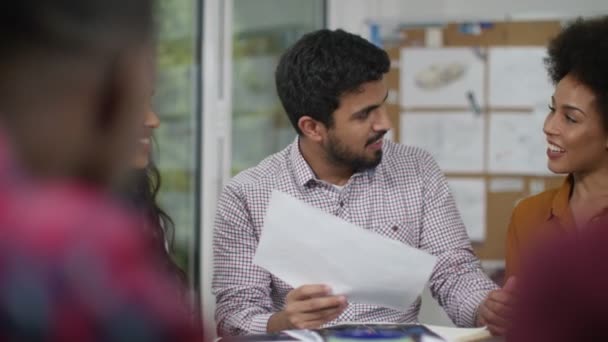 groupe d'affaires discuter des idées 