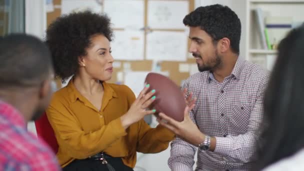 Palestra em grupo em reunião informal — Vídeo de Stock