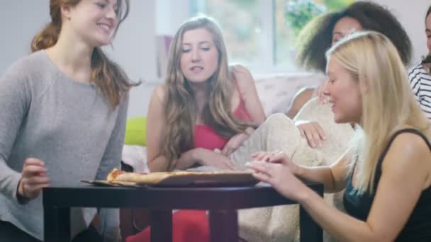 Amigos do sexo feminino comer pizza — Vídeo de Stock