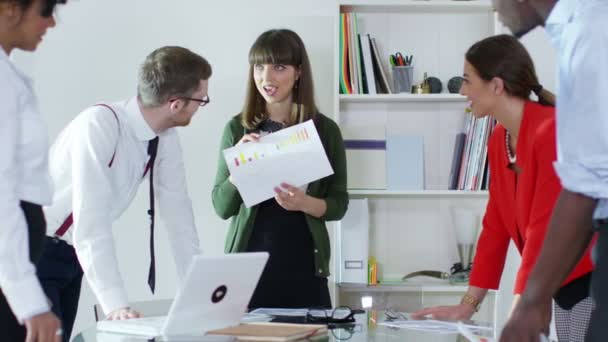 Grupo de negócios olhando para as figuras da empresa — Vídeo de Stock