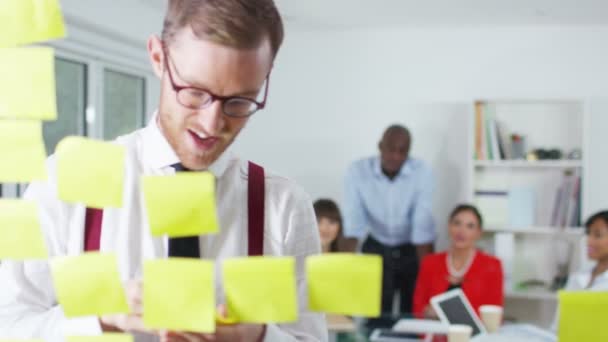 groupe d'affaires brainstorming pour des idées 