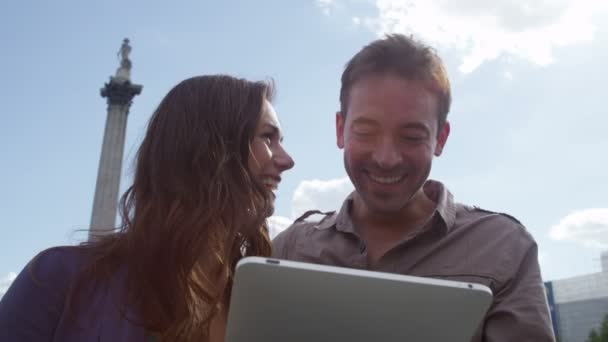 コンピューターのタブレットを探しているカップル — ストック動画