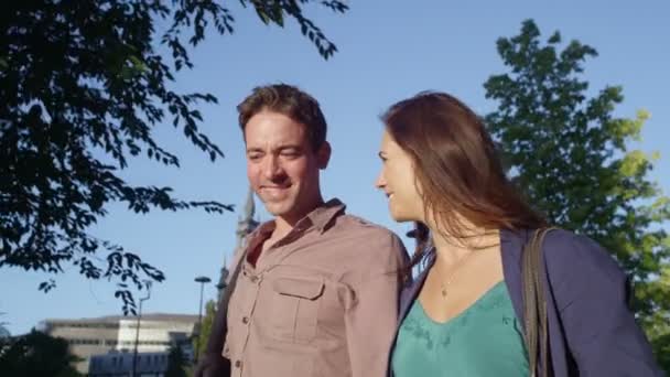 Paar spaziert durch Park — Stockvideo