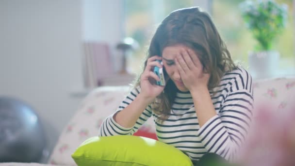 Menina falando no telefone celular — Vídeo de Stock