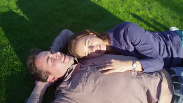 Par liggande i gräset — Stockvideo