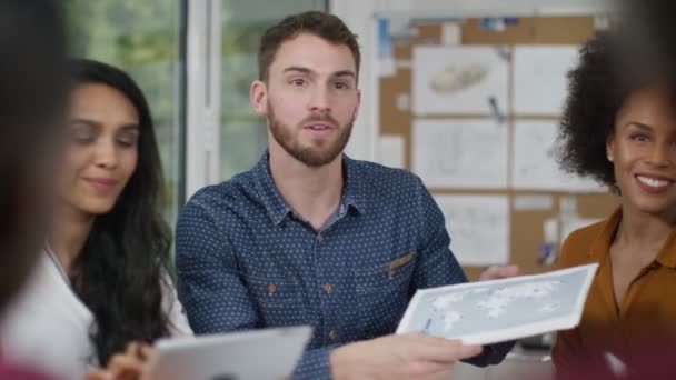 groupe d'affaires discuter des idées 