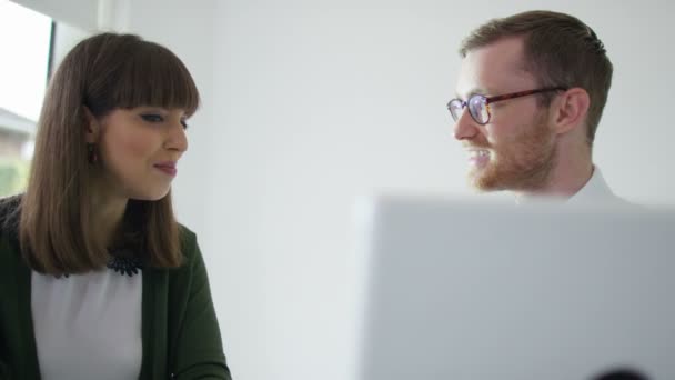 Man and woman working on laptop — Stock Video