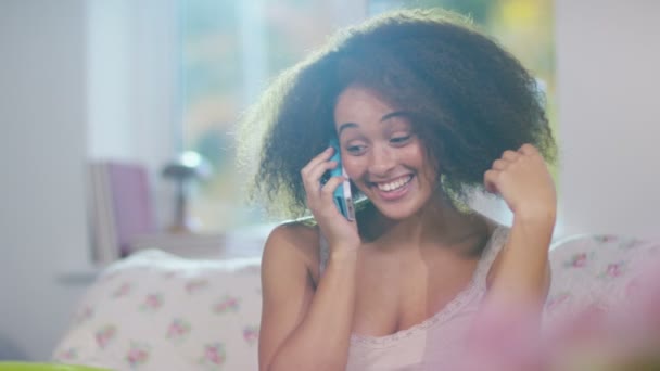 Chica hablando en el teléfono móvil — Vídeos de Stock