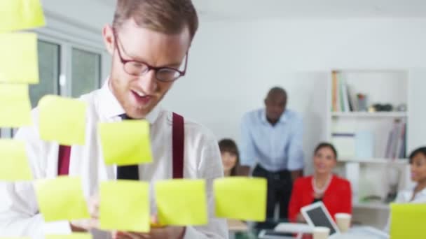 groupe d'affaires brainstorming pour des idées 