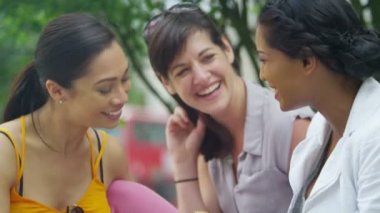 Tablet bilgisayarı kullanan arkadaşlar 